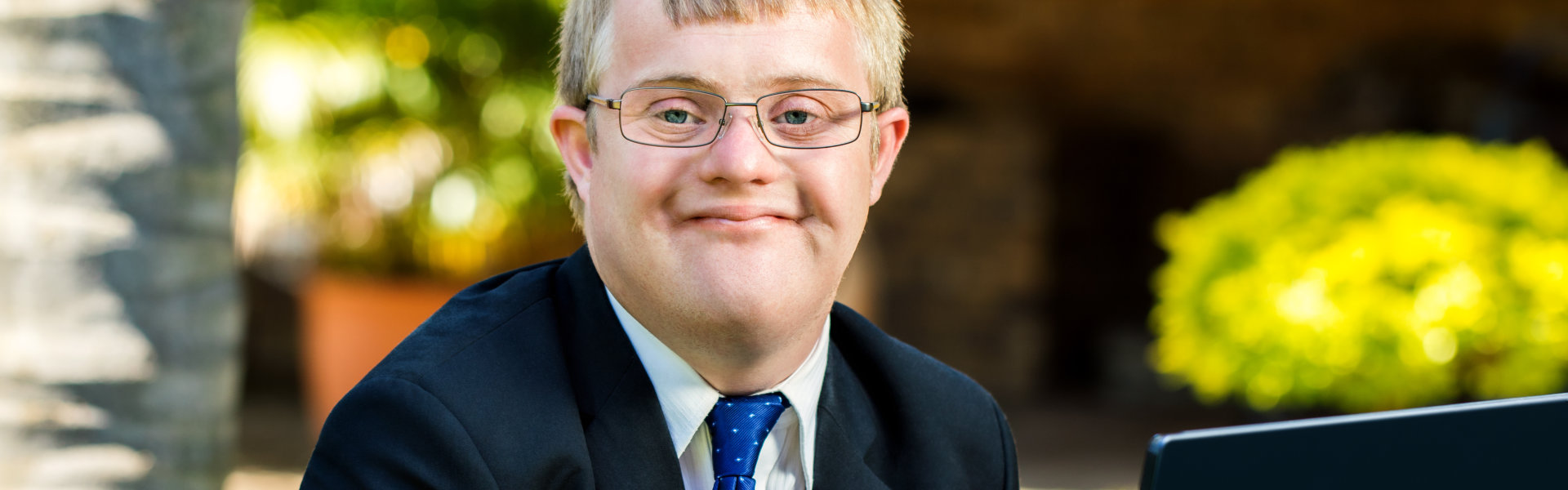 Young handicapped businessman working with laptop.